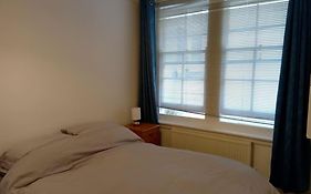 Lovely 1-Bedroom Flat Within Minutes From The Beach!